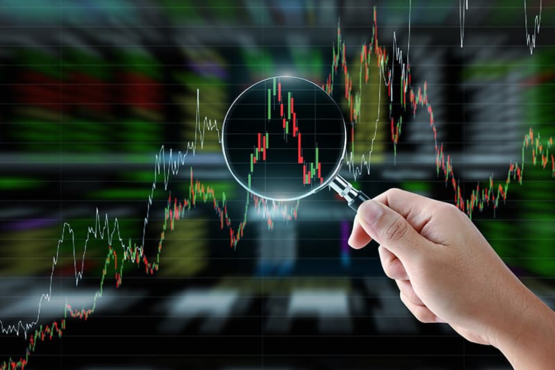 broker analysant un graphique