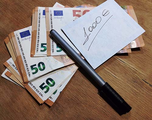 1000 euros et un stylo pour faire une note