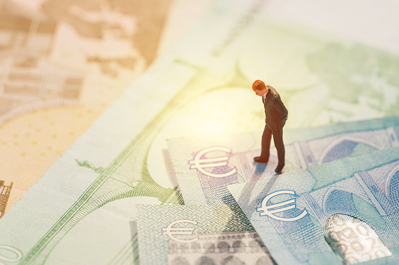 image d'une personne au sommet d'euros