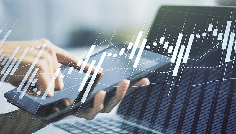 un trader utilisant son téléphone pour trader