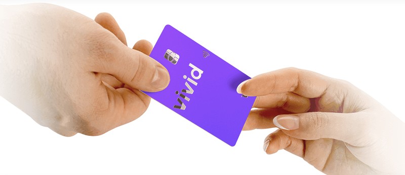deux mains tenant une carte vivid