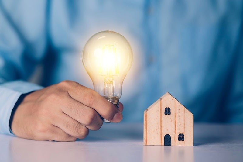 une ampoule allumée à côté d'une maison