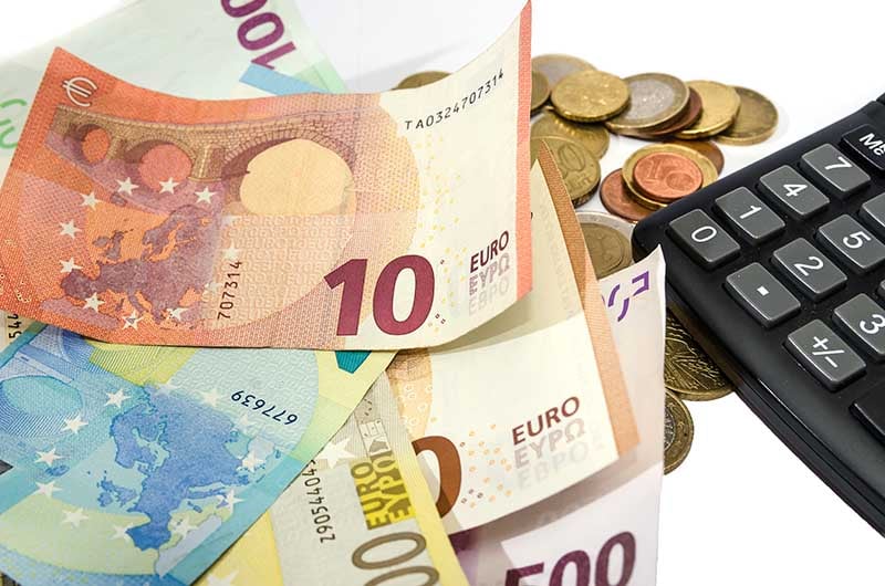 quelques euros près d'une calculatrice
