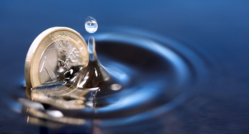 un euro qui tombe dans l'eau