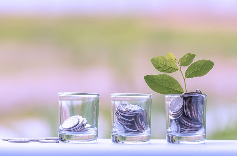 trois verres avec des pièces de monnaie dessus